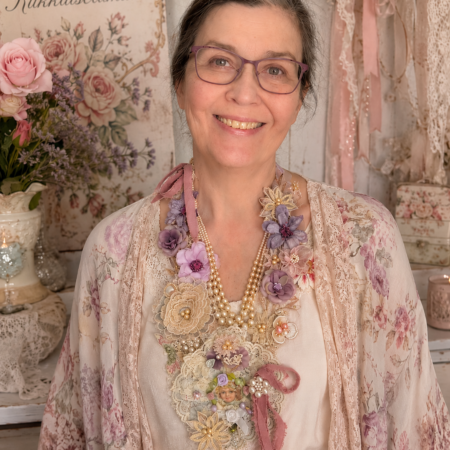 Shabby Rose Angel – uniikki shabby chic -kaulakoru Kukkaiselämää Oma mallisto