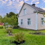 Pensaiden siirtoa ja uuden marjatarhan rakentamista