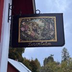 Kyltti uusiokäyttöön ja aitaa mäkäräisten keskellä