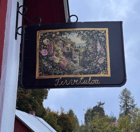 Kyltti uusiokäyttöön ja aitaa mäkäräisten keskellä