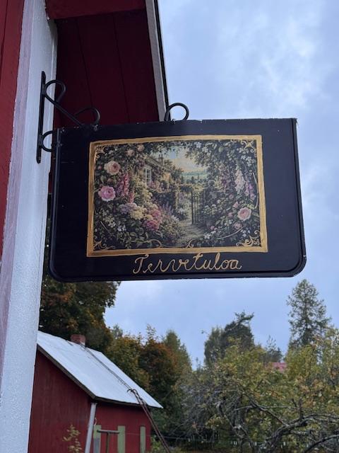 Kyltti uusiokäyttöön ja aitaa mäkäräisten keskellä