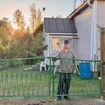 Portti paikoillaan – aidanrakennusta ja syysistutuksia