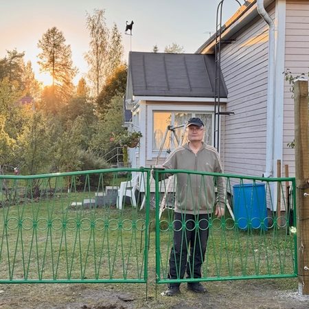 Portti paikoillaan – aidanrakennusta ja syysistutuksia
