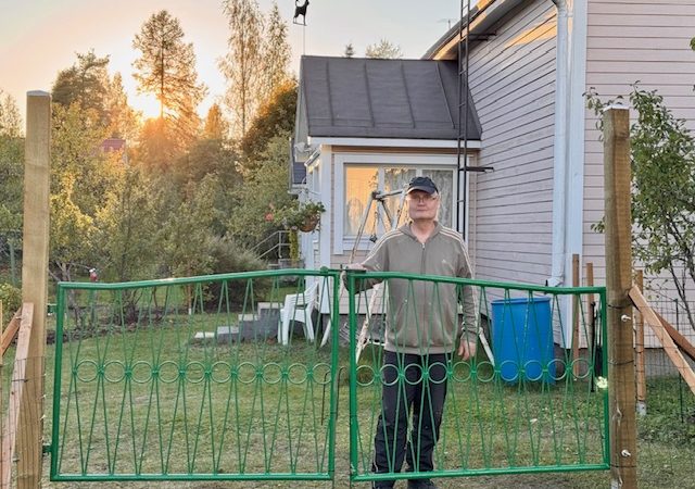 Portti paikoillaan – aidanrakennusta ja syysistutuksia