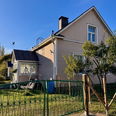 Aita ympäröi nyt koko takapihaa
