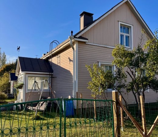 Aita ympäröi nyt koko takapihaa
