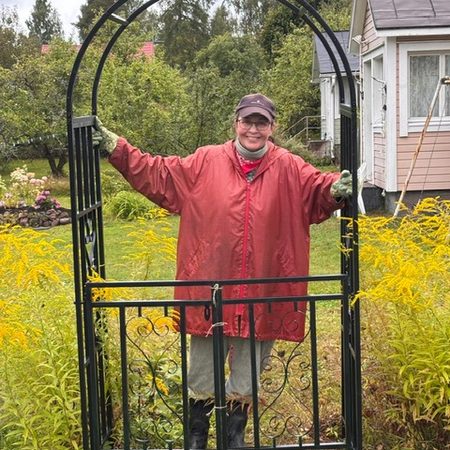 Sadepäivänäkin talolle – köynnösportti, tapettia ja eteisen maalausta