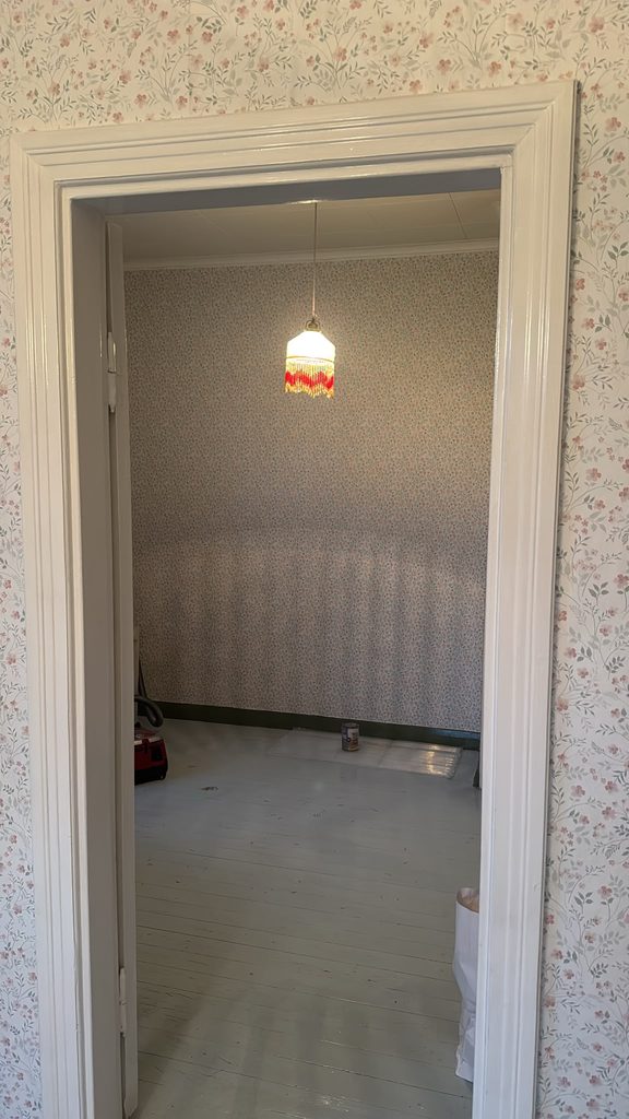 Olohuoneen tapetointi etenee Rustan kukkatapetilla.