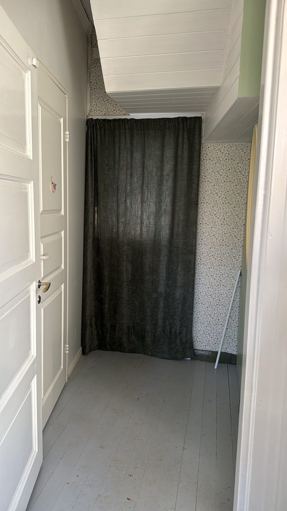 Kuistin oven paksu verho suojaa kylmältä.