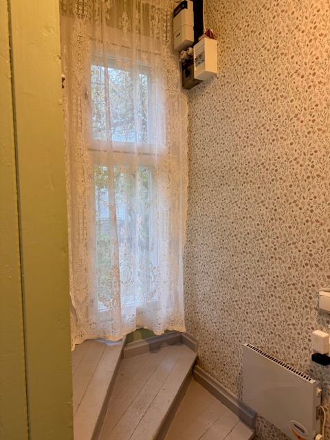 Vanhan talon eteisen ovenpielet ja ovet odottavat kunnostusta ja lattia mahdollisesti hiontaa.