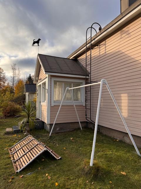 Puutarhakeinun rungon maalaus kesken.