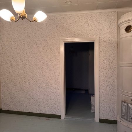 Olohuoneen uusi kukkatapetti vanhassa talossa.