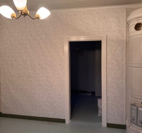 Olohuoneen uusi kukkatapetti vanhassa talossa.