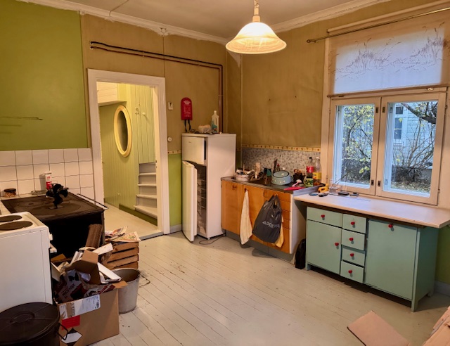 Vanha turkoosi komuuttilipasto keittiössä