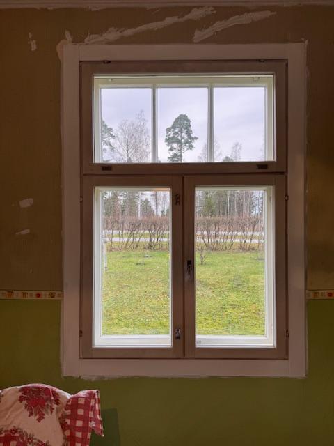 Vanhan talon keittiöremontti etenee seinien pohjatöillä ja ikkunalistojen maalauksella.