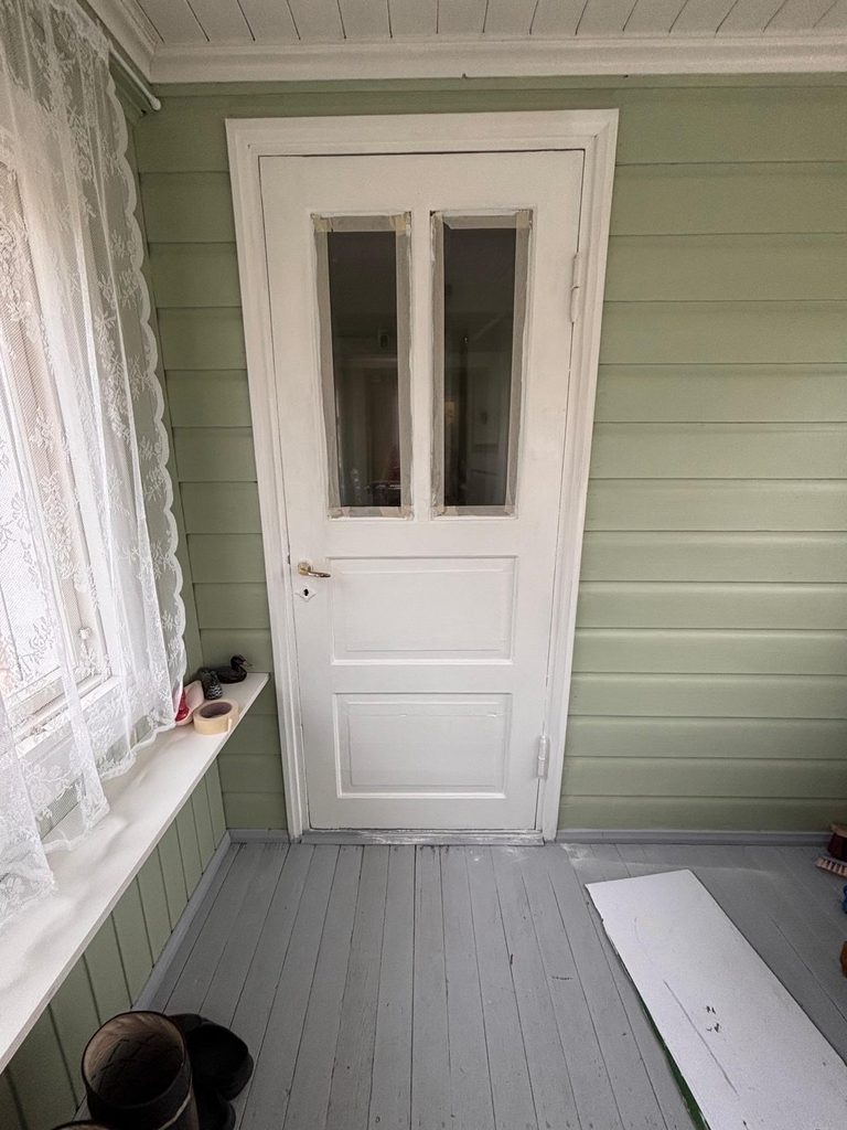 Kuistin ovi ja karmit ensimmäisen maalikerroksen jälkeen.