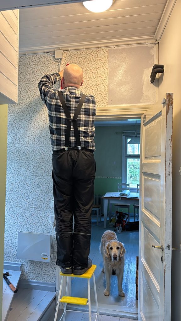 Näkymä vanhan talon eteisestä vihreään keittiöön.