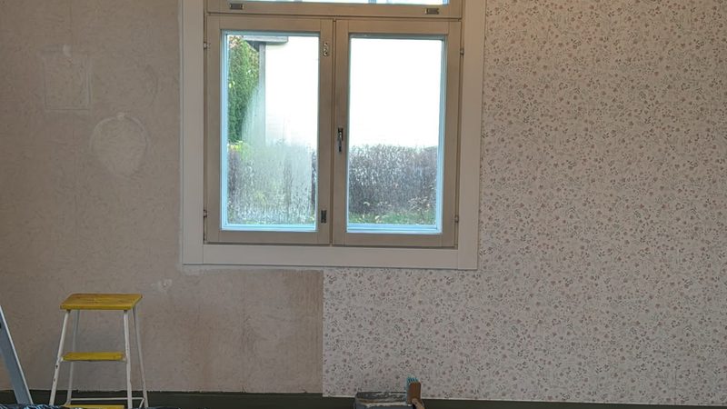Valmis olohuoneen tapetointi vanhassa talossa